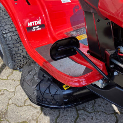 MTD Smart RF 130 H Rasentraktor inkl. Mulchkit und Seitendeflektor – Detailansicht