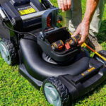 WORX WG749E Akku-Rasenmäher mit 2 x 4,0 Ah Akkus und Doppelladegerät – Detailansicht