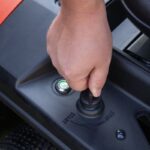 Benzin-Rasenmu00e4hertraktor mit Elektrostarter 196cc 61cm Scheppach – Detailansicht