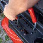 Benzin-Rasenmu00e4hertraktor mit Elektrostarter 196cc 61cm Scheppach – Detailansicht